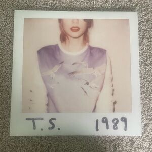 Taylor Swift 1989 record and vinyl